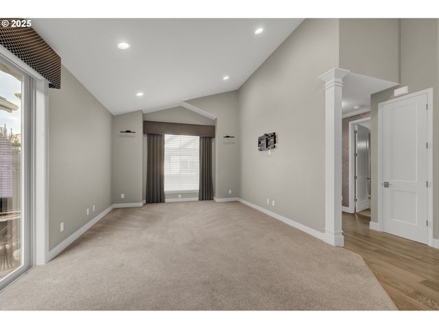 2060 LAKELAND Way, Eugene, OR 97408