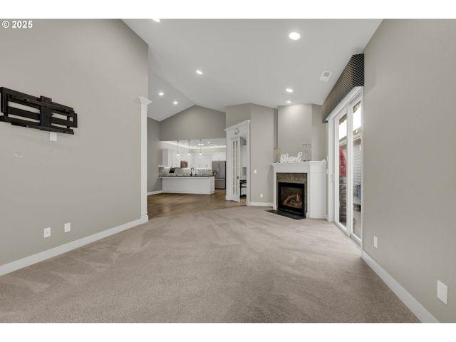 2060 LAKELAND Way, Eugene, OR 97408