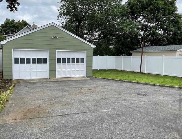 21 Duane Street, Farmingdale, NY 11735