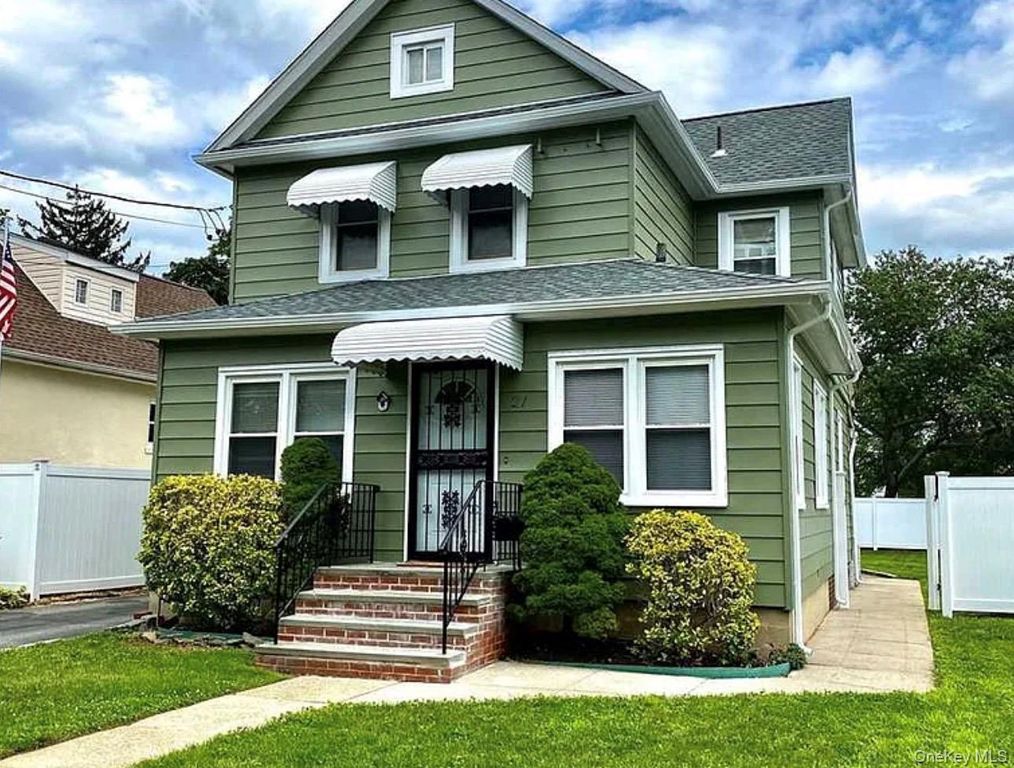 21 Duane Street, Farmingdale, NY 11735