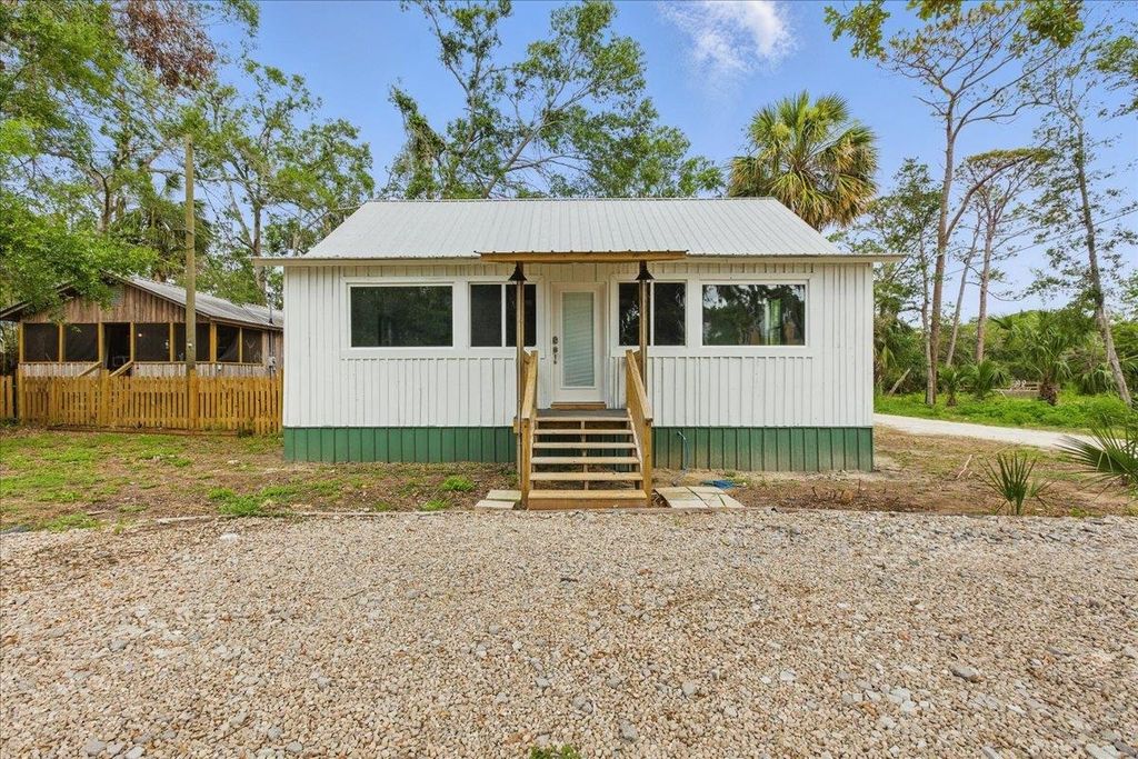 209 SE 10th Street, Steinhatchee, FL 32359
