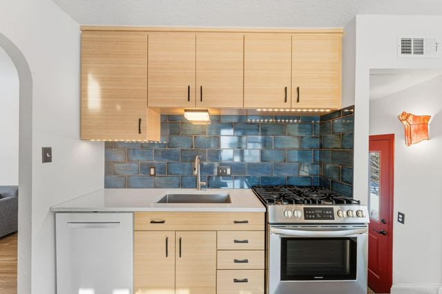 1285 Roselawn Avenue W, Roseville, MN 55113