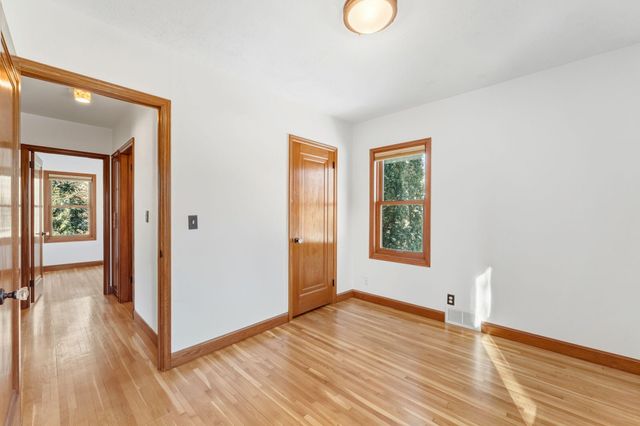 1285 Roselawn Avenue W, Roseville, MN 55113