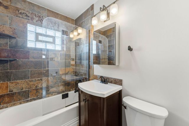 1285 Roselawn Avenue W, Roseville, MN 55113