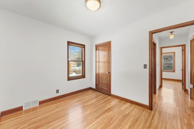 1285 Roselawn Avenue W, Roseville, MN 55113