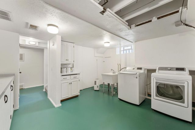 1285 Roselawn Avenue W, Roseville, MN 55113