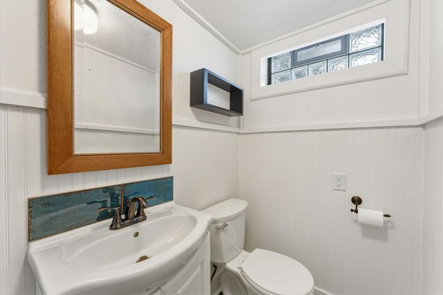 1285 Roselawn Avenue W, Roseville, MN 55113