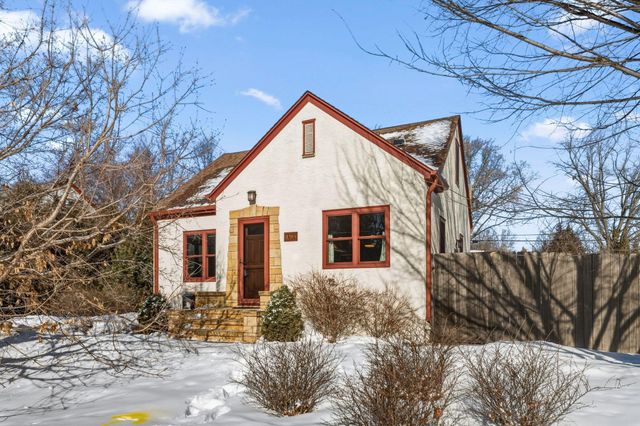 1285 Roselawn Avenue W, Roseville, MN 55113