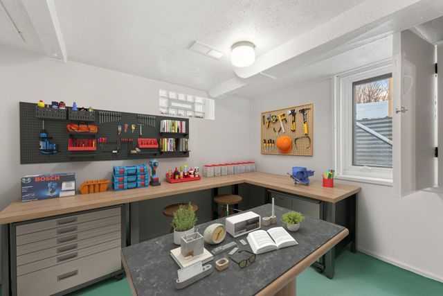 1285 Roselawn Avenue W, Roseville, MN 55113