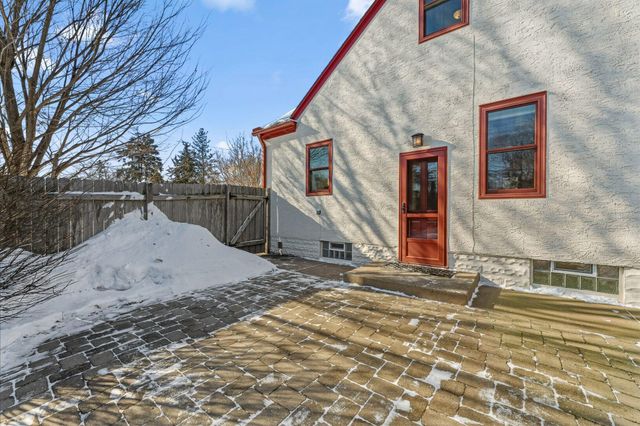 1285 Roselawn Avenue W, Roseville, MN 55113