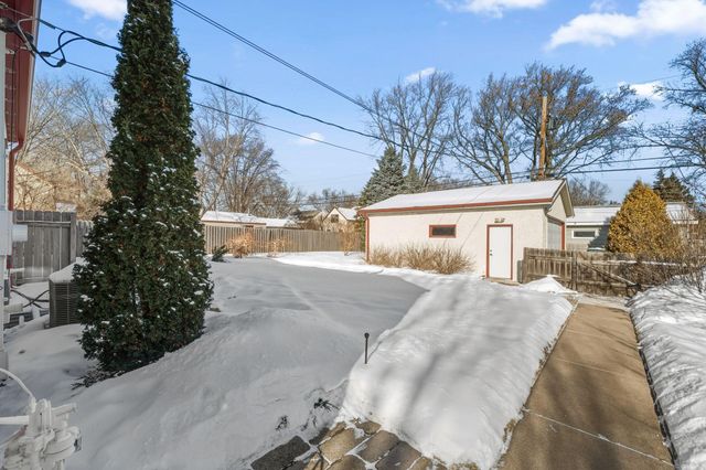 1285 Roselawn Avenue W, Roseville, MN 55113