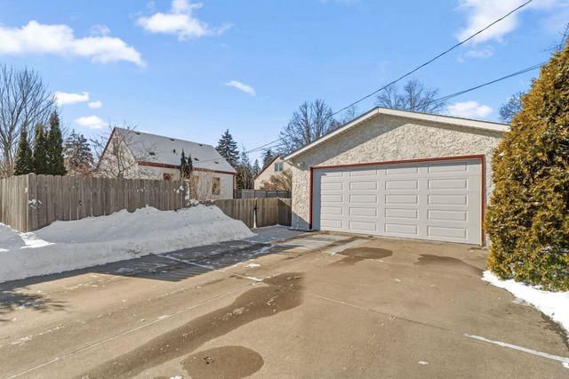 1285 Roselawn Avenue W, Roseville, MN 55113