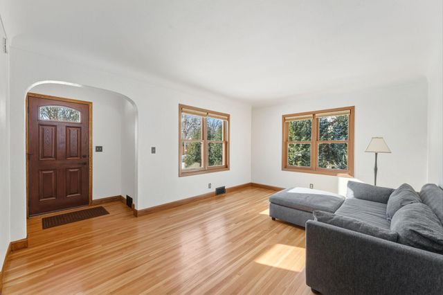 1285 Roselawn Avenue W, Roseville, MN 55113