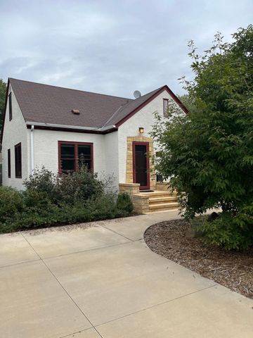 1285 Roselawn Avenue W, Roseville, MN 55113