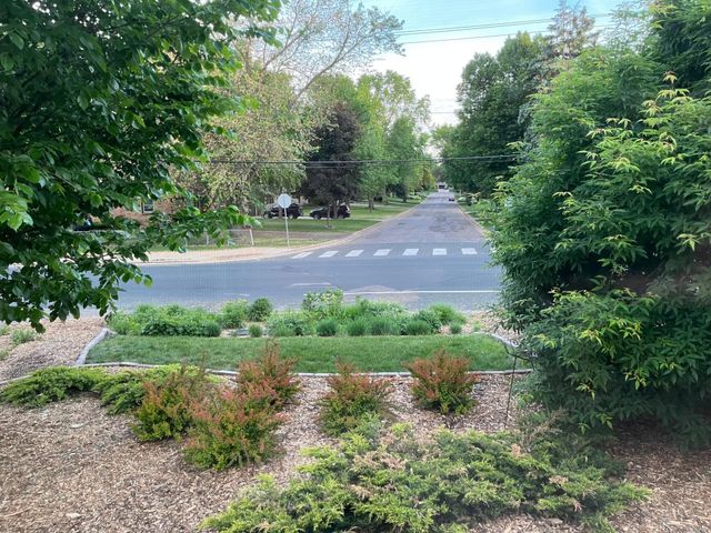 1285 Roselawn Avenue W, Roseville, MN 55113