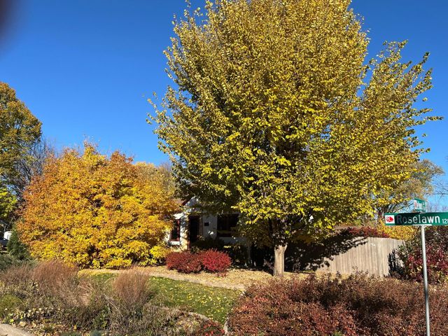 1285 Roselawn Avenue W, Roseville, MN 55113