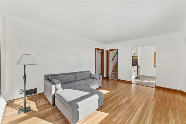 1285 Roselawn Avenue W, Roseville, MN 55113