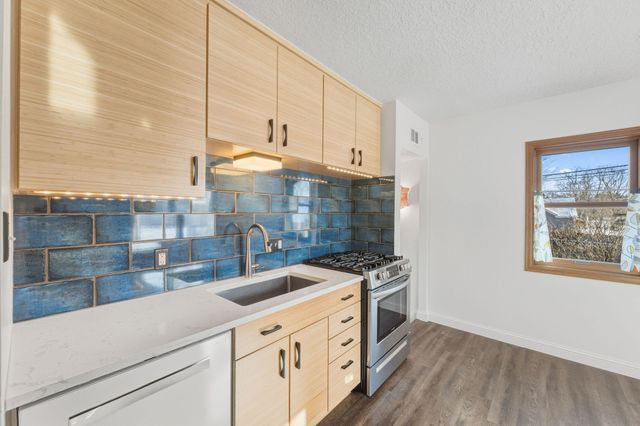 1285 Roselawn Avenue W, Roseville, MN 55113