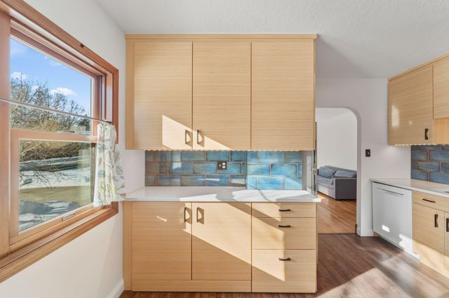 1285 Roselawn Avenue W, Roseville, MN 55113