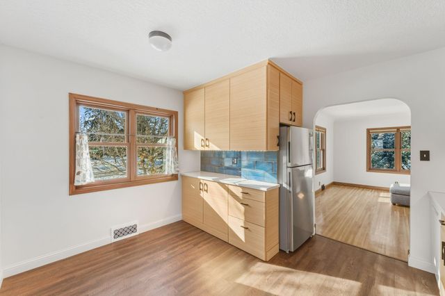 1285 Roselawn Avenue W, Roseville, MN 55113