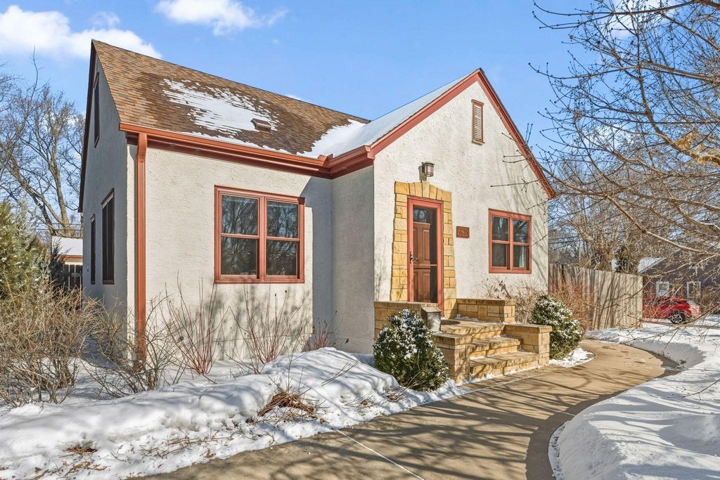 1285 Roselawn Avenue W, Roseville, MN 55113