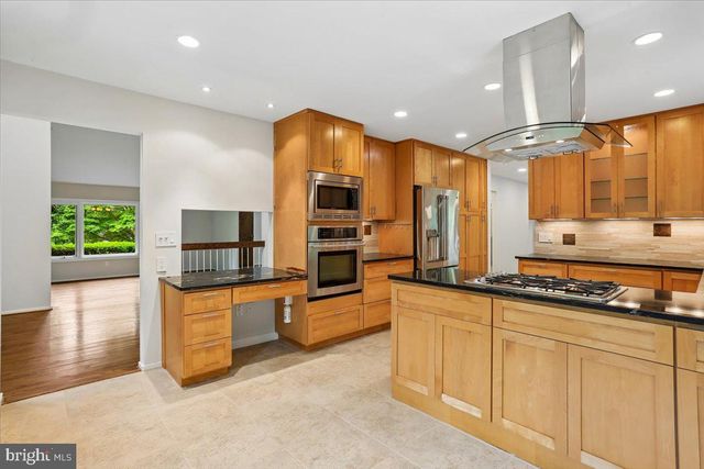 8026 CYPRESS GROVE LN, Cabin John, MD 20818