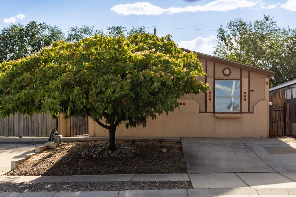 209 WESTCOURT Place NW, Albuquerque, NM 87105