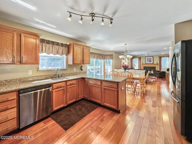 5 Twin Oaks Court, Jackson, NJ 08527
