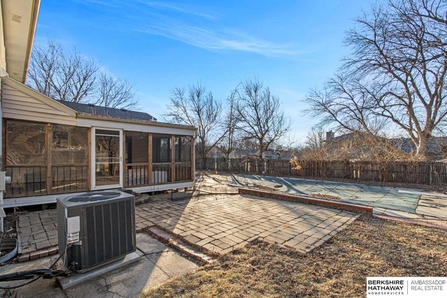 648 S 214th Street, Omaha, NE 68022