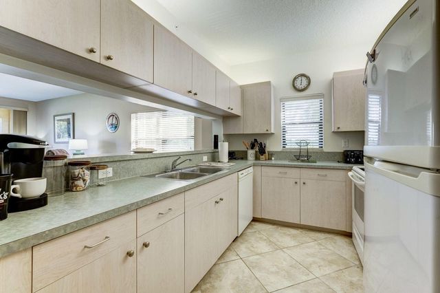 300 Uno Lago Drive 305, Juno Beach, FL 33408