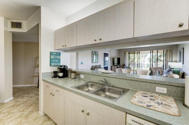 300 Uno Lago Drive 305, Juno Beach, FL 33408