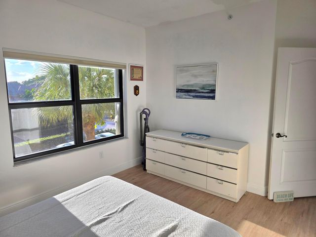 300 Uno Lago Drive 305, Juno Beach, FL 33408