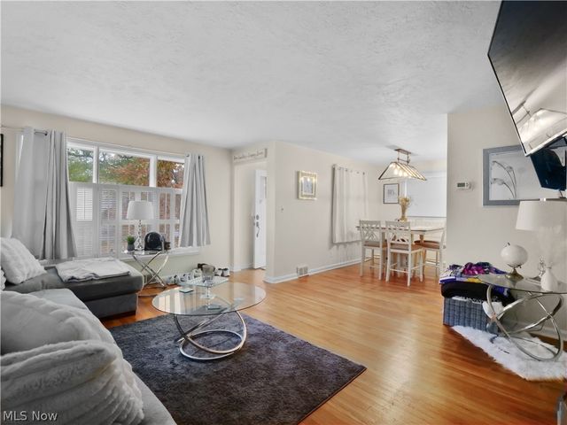 559 Kenilworth Road, Bay Village, OH 44140