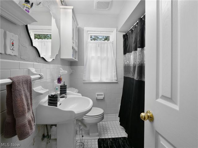 559 Kenilworth Road, Bay Village, OH 44140