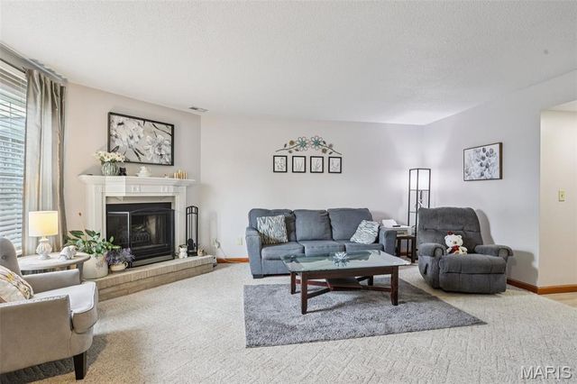 1227 Mangrove Lane, St Louis, MO 63125