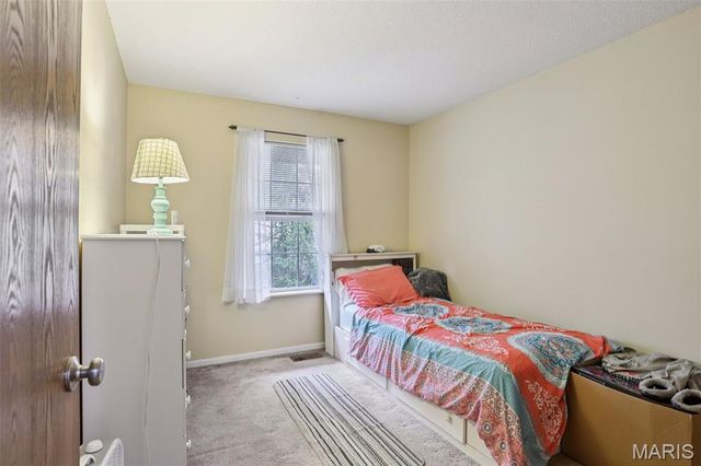 1227 Mangrove Lane, St Louis, MO 63125