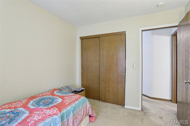 1227 Mangrove Lane, St Louis, MO 63125