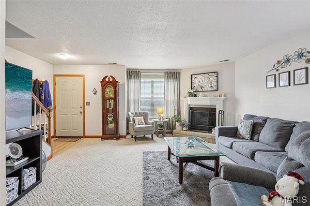 1227 Mangrove Lane, St Louis, MO 63125