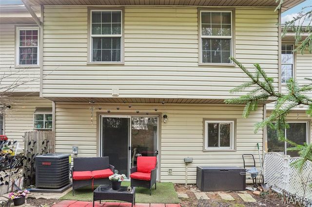 1227 Mangrove Lane, St Louis, MO 63125