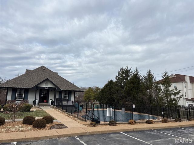 1227 Mangrove Lane, St Louis, MO 63125