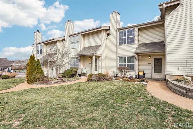 1227 Mangrove Lane, St Louis, MO 63125