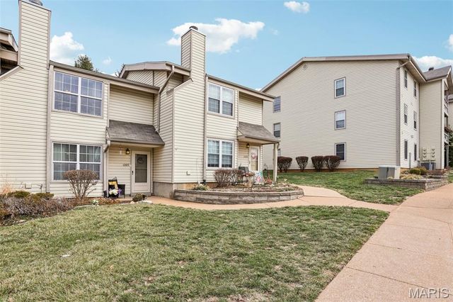 1227 Mangrove Lane, St Louis, MO 63125