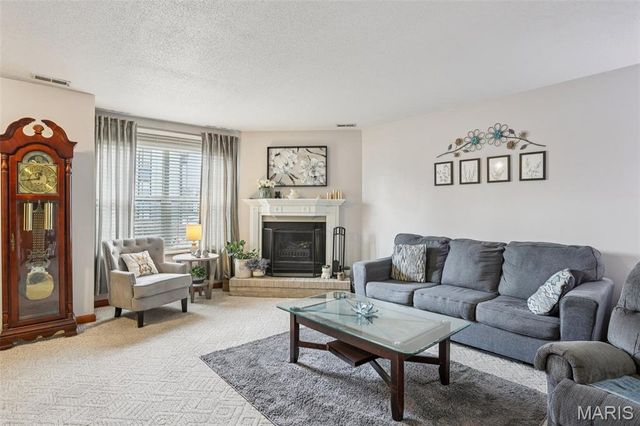 1227 Mangrove Lane, St Louis, MO 63125