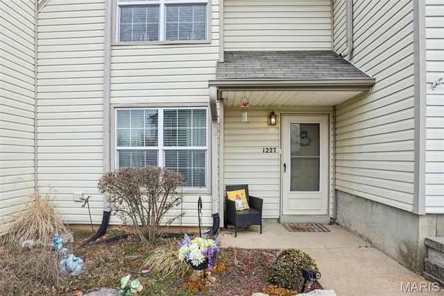 1227 Mangrove Lane, St Louis, MO 63125