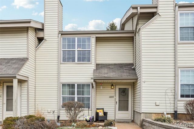 1227 Mangrove Lane, St Louis, MO 63125