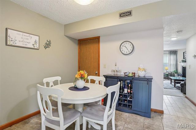 1227 Mangrove Lane, St Louis, MO 63125