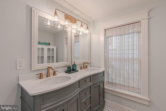 909 CORGIE ST, Cape May, NJ 08204