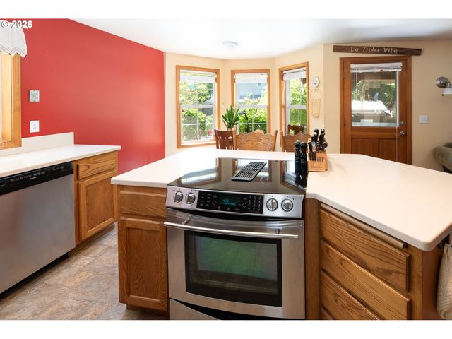 586 S 68TH Pl, Springfield, OR 97478