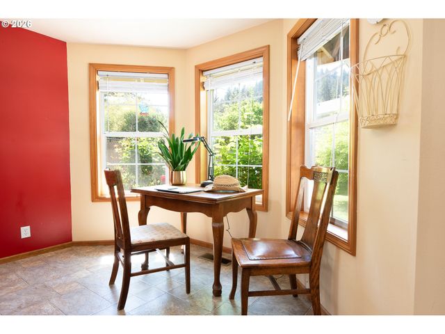 586 S 68TH Pl, Springfield, OR 97478