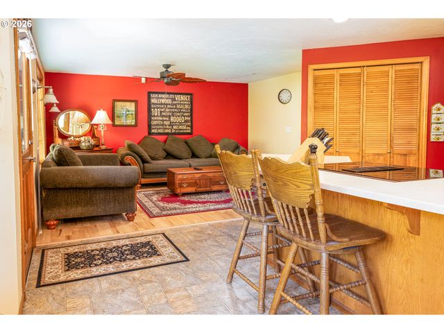586 S 68TH Pl, Springfield, OR 97478